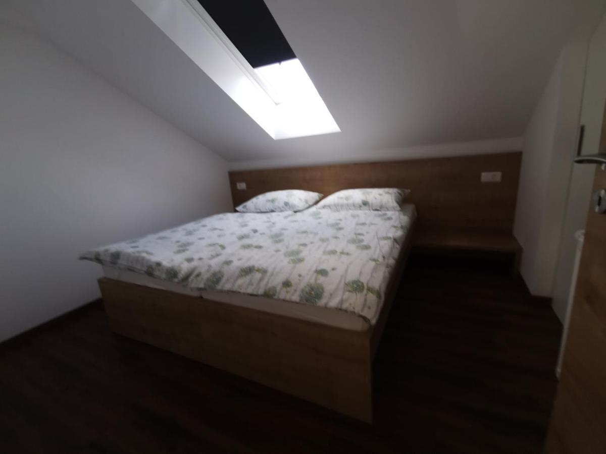 Hotel Gostilna S Prenocisci Pav Rakek Exterior foto