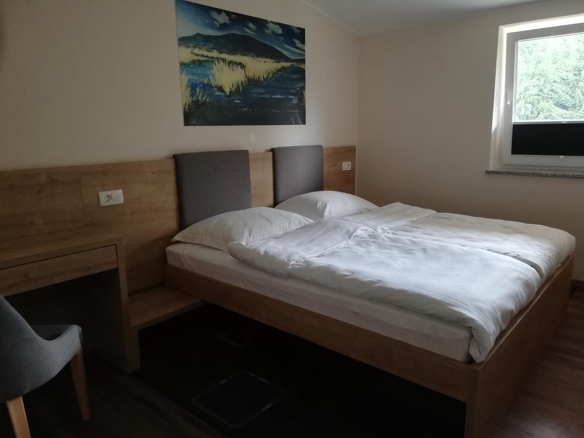 Hotel Gostilna S Prenocisci Pav Rakek Exterior foto